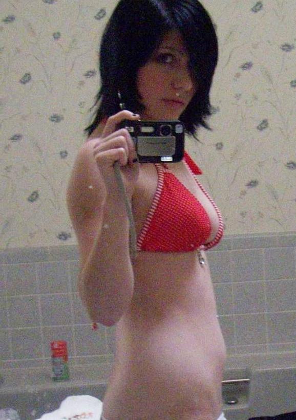 15P Photo compilation of a naked pretty girl's hot selfpics