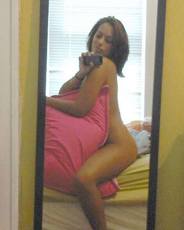 15P Photo compilation of a naked pretty girl's hot selfpics