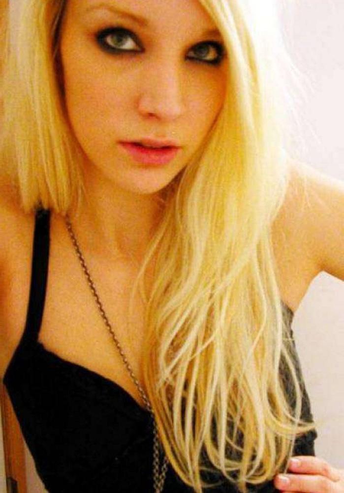 15P Photo compilation of a naked pretty girl's hot selfpics