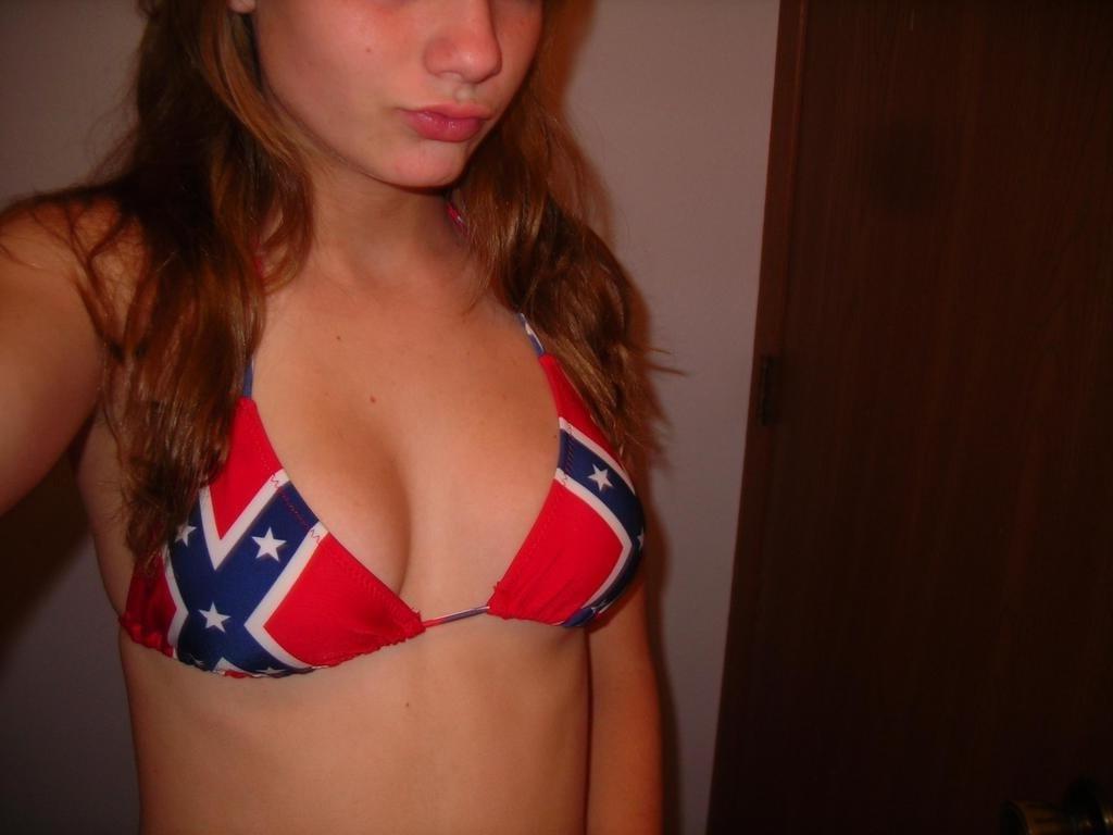 15P Hot amateur babe posing