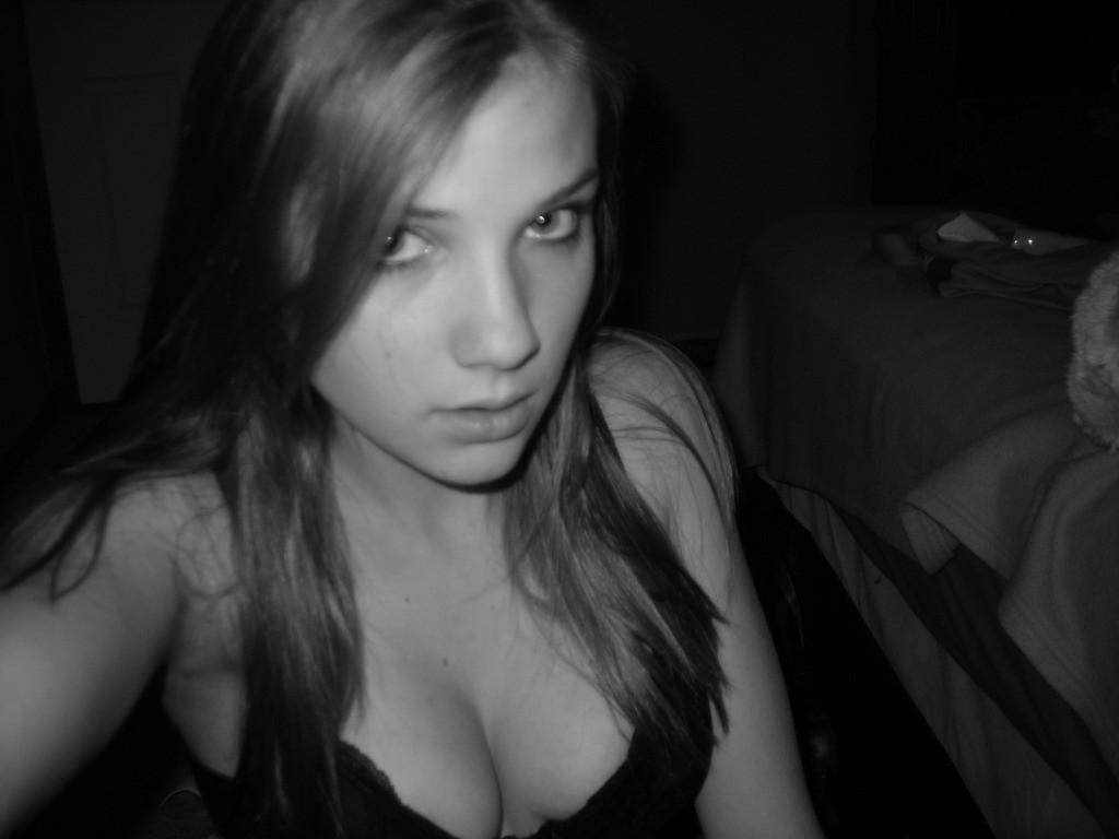 15P Hot amateur babe posing