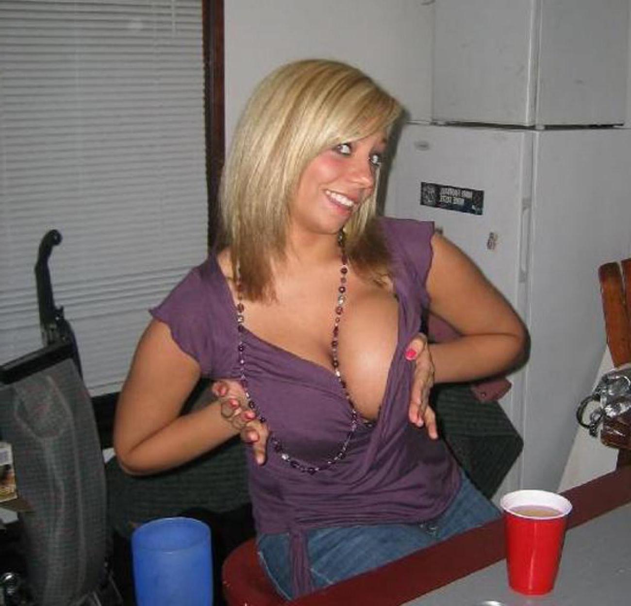15P Photos of a big-tittied chick who\\\'s handcuffed on her bed