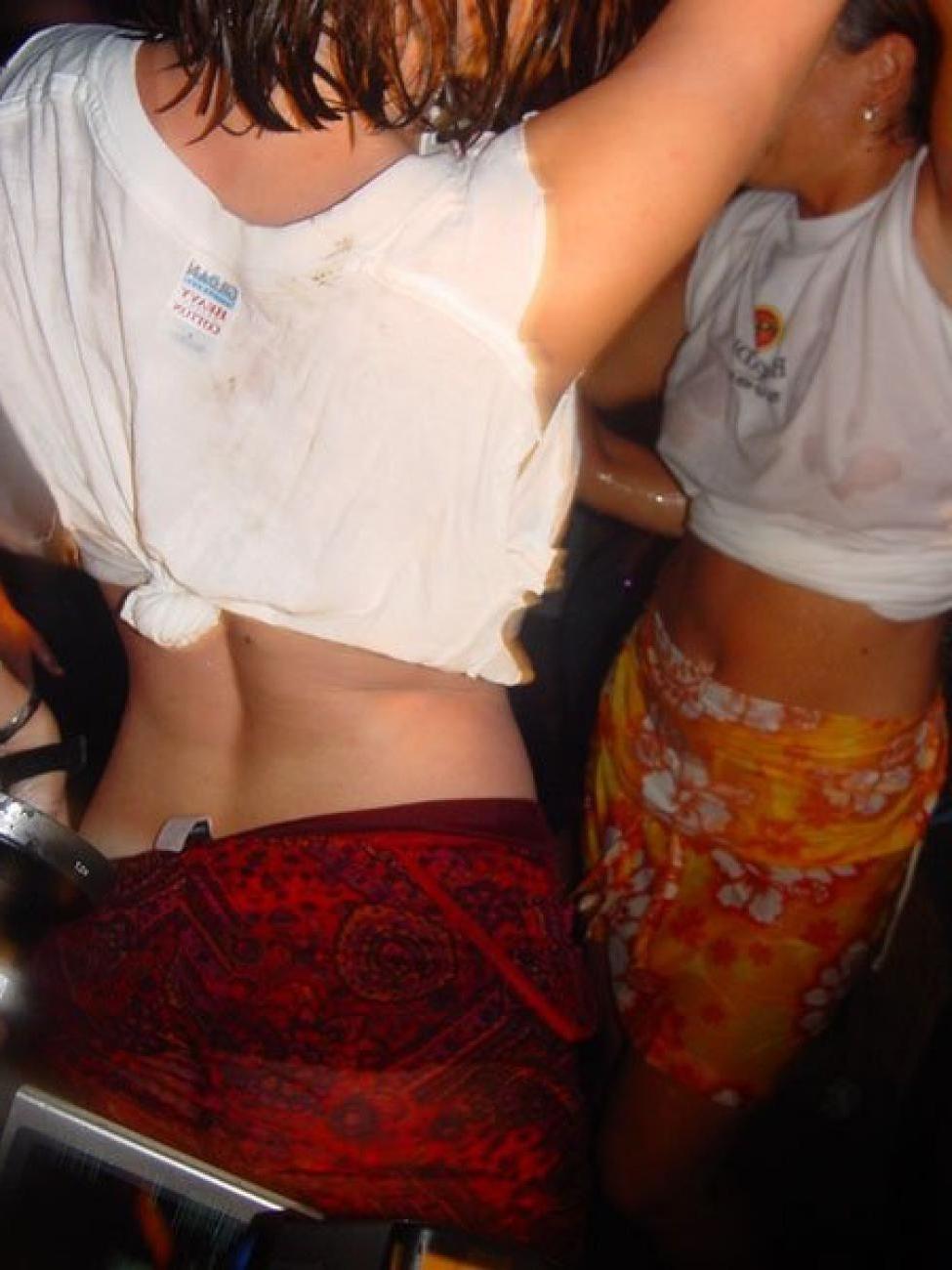 15P Pics of babes dancing in a wet t-shirt contest