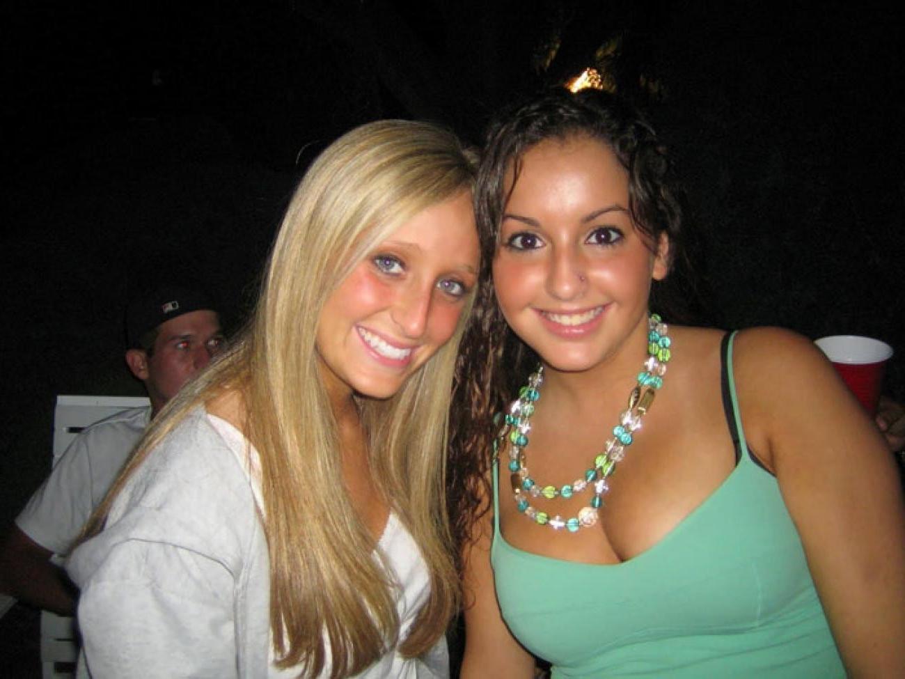 15P Pictures of heavy-chested bikini babes