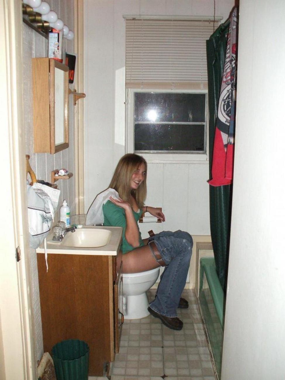 15P More hot and drunk party sluts pissing