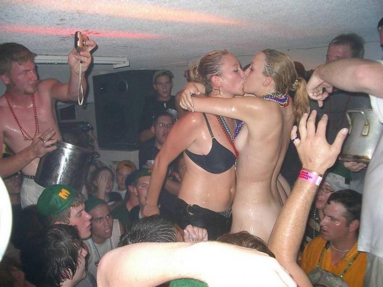15P Photos of chicks who got naked in a binge drinking party