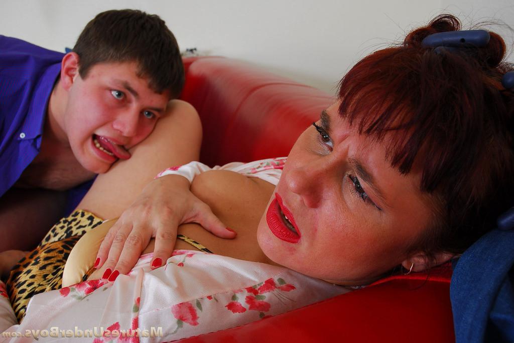 20P Older bbw gets attacked by a boy eager for deepthroat job and raw dicking