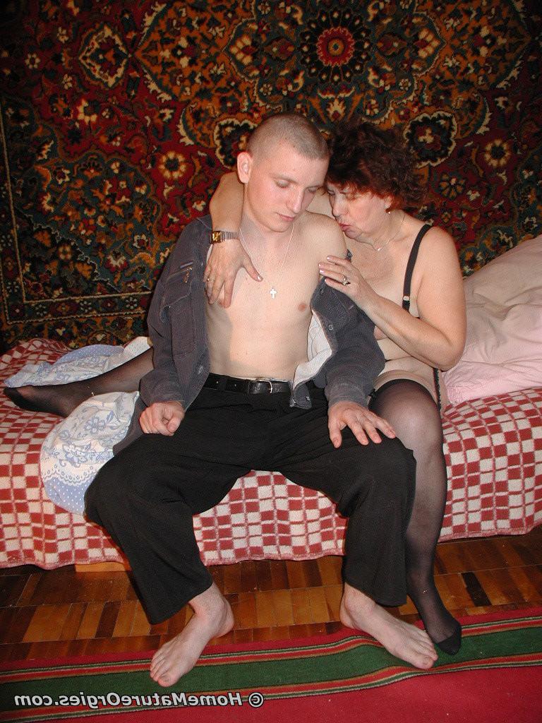 16P Older granny mom sucks penis young guy