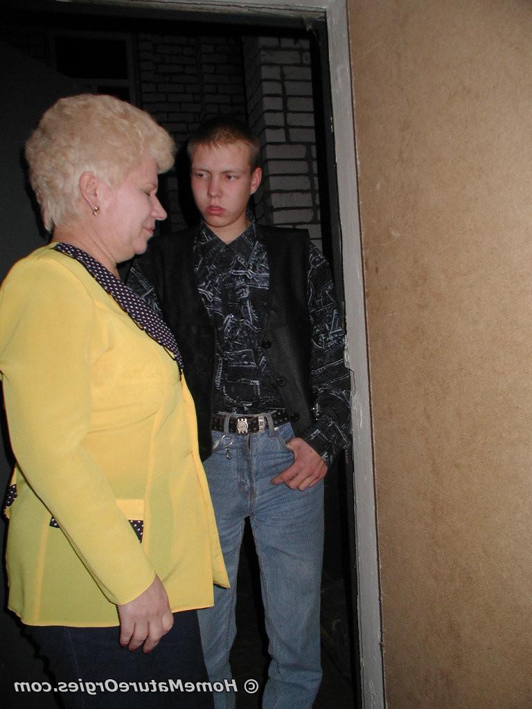 16P Red older granni sucks penis young guy