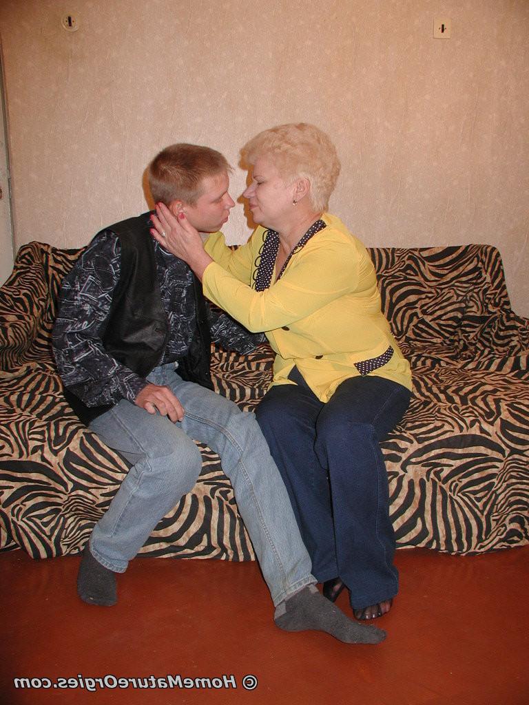 16P Red older granni sucks penis young guy
