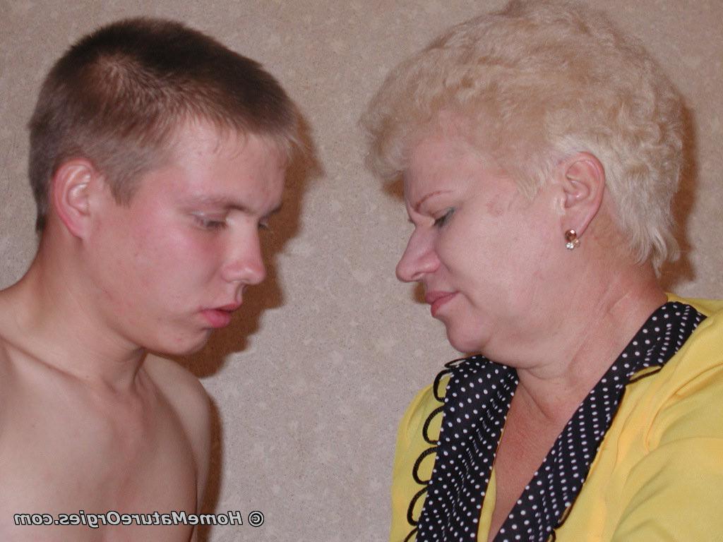16P Red older granni sucks penis young guy