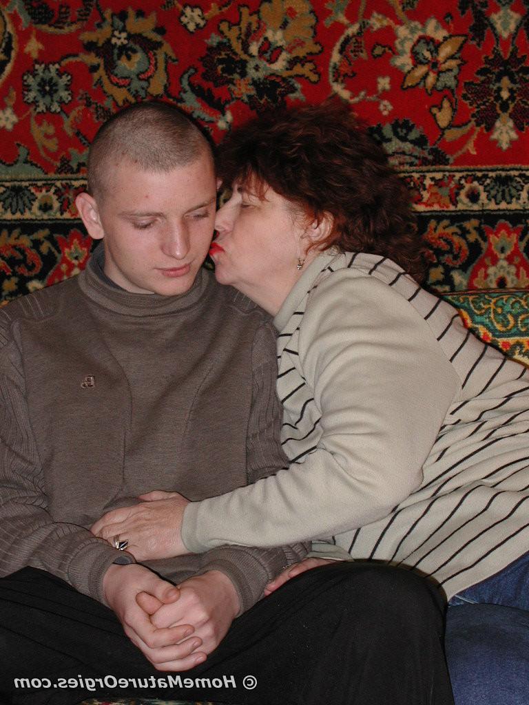 16P Big tits grannies older mommy seduced young guy at home