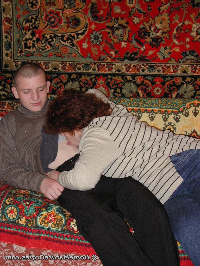 16P Big tits grannies older mommy seduced young guy at home