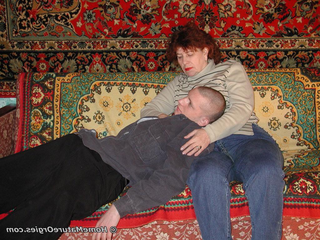 16P Big tits grannies older mommy seduced young guy at home
