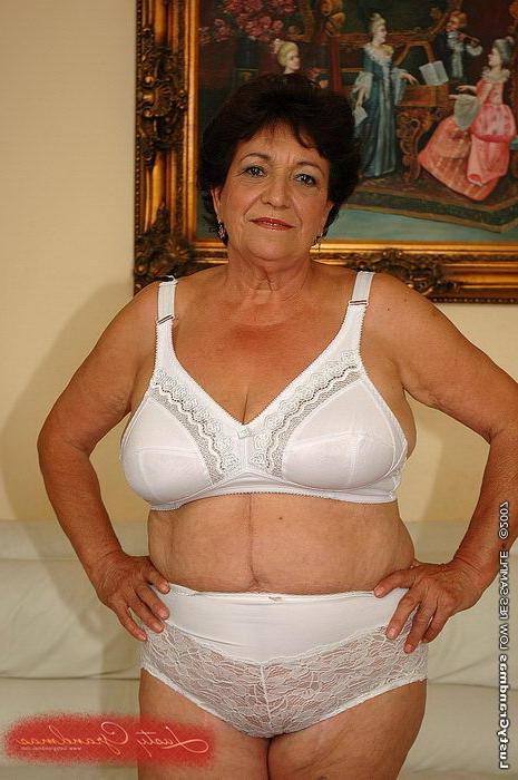 16P Horny granny deepthroat and pussy fucked by a stud