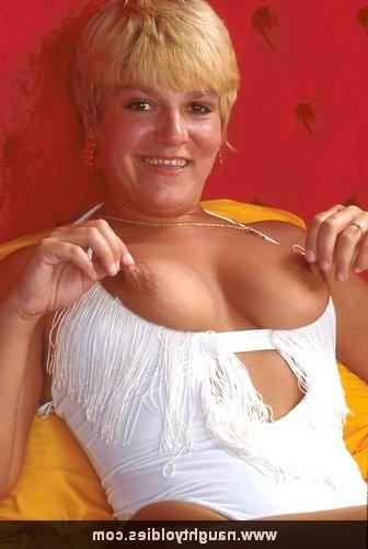 15P flexible granny spreads her snatch
