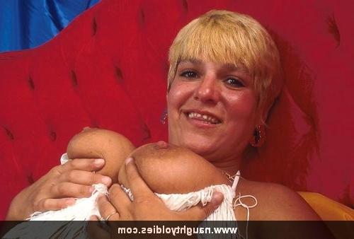 15P flexible granny spreads her snatch