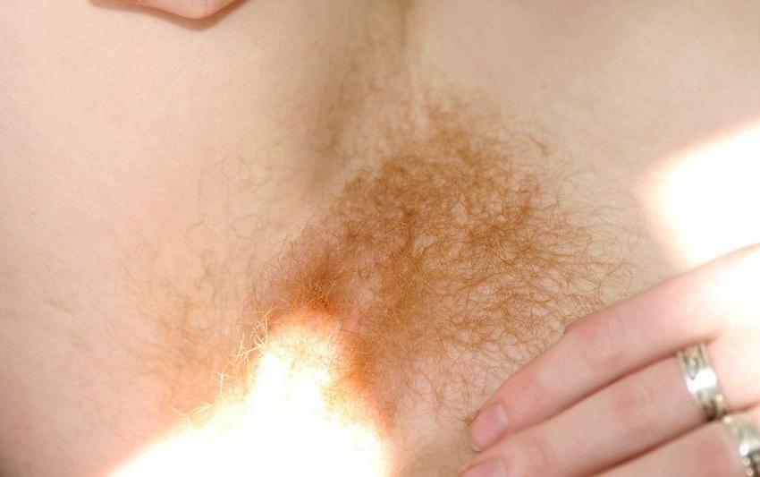 15P sexy redhead playing with her hairy pussy