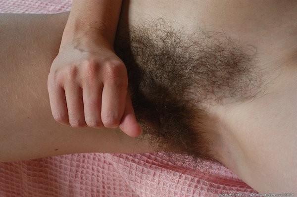 15P Christine opens her silky legs and shows us a super hairy pie