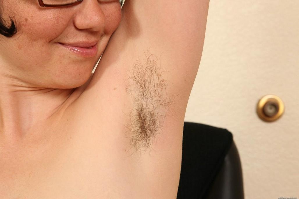 15P Monroe in glasses shows her hairy pussy
