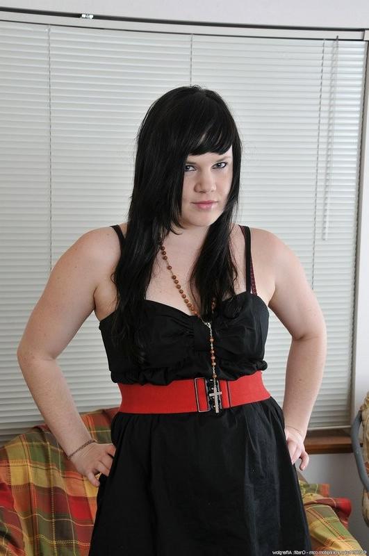 15P Tessa shows off her thick fury pussy pie