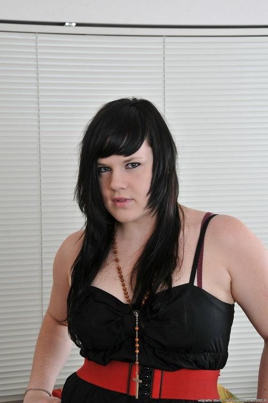 15P Tessa shows off her thick fury pussy pie