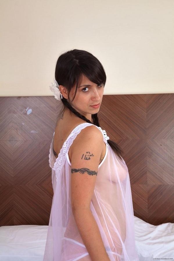 16P Very Hairy Brunette Babe On Her Hands And Knees