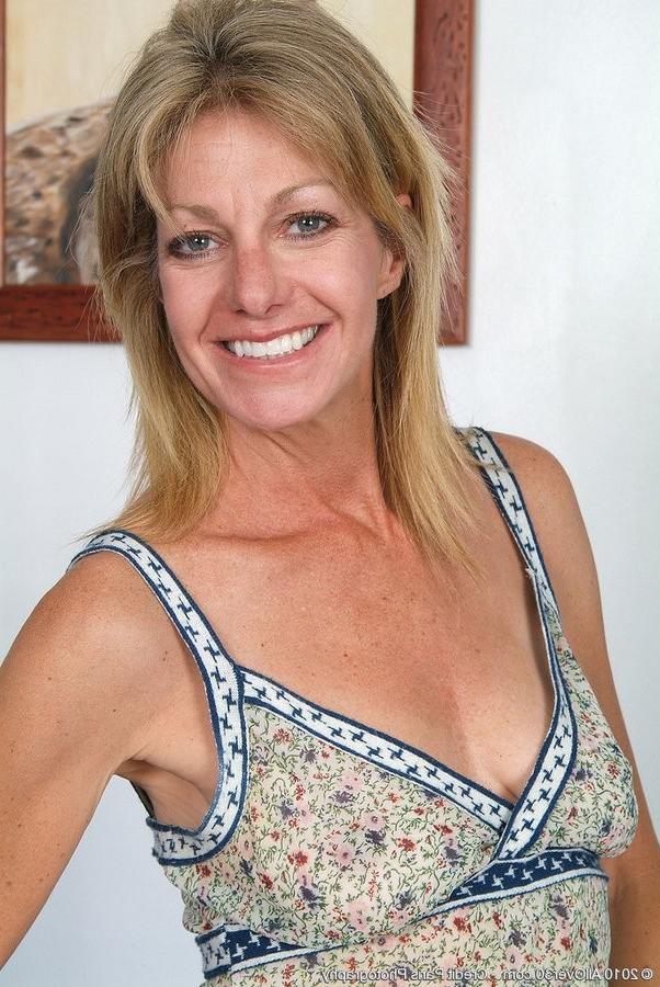 15P Hairy Blonde Housewife Spreads Her Super Furry Pussy