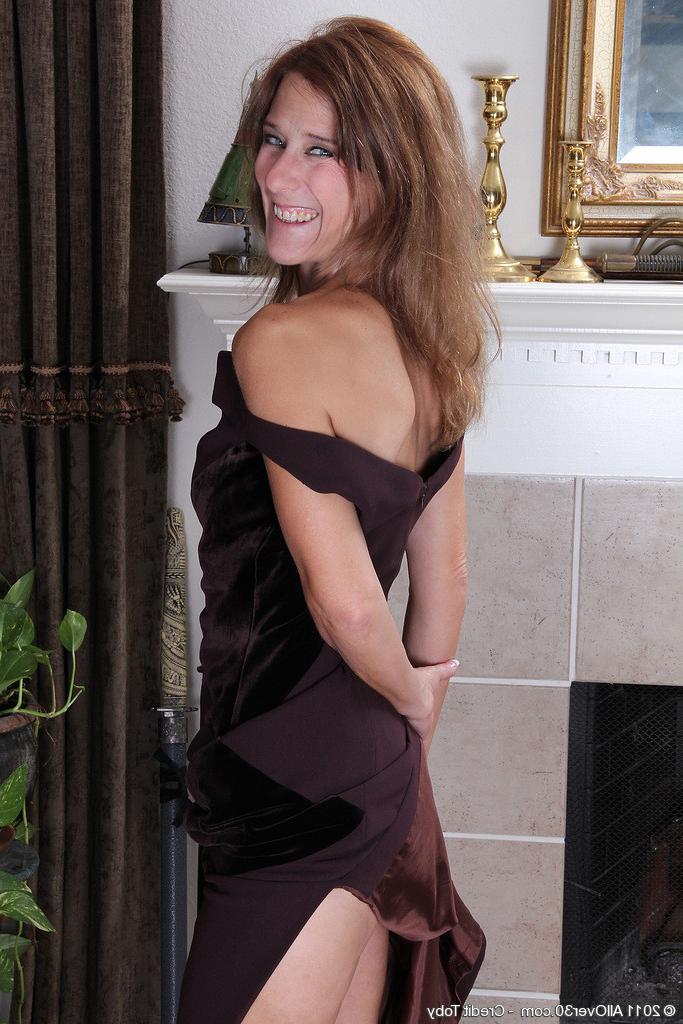 16P Elegant Jay Dee strips and spreads her mature pussy