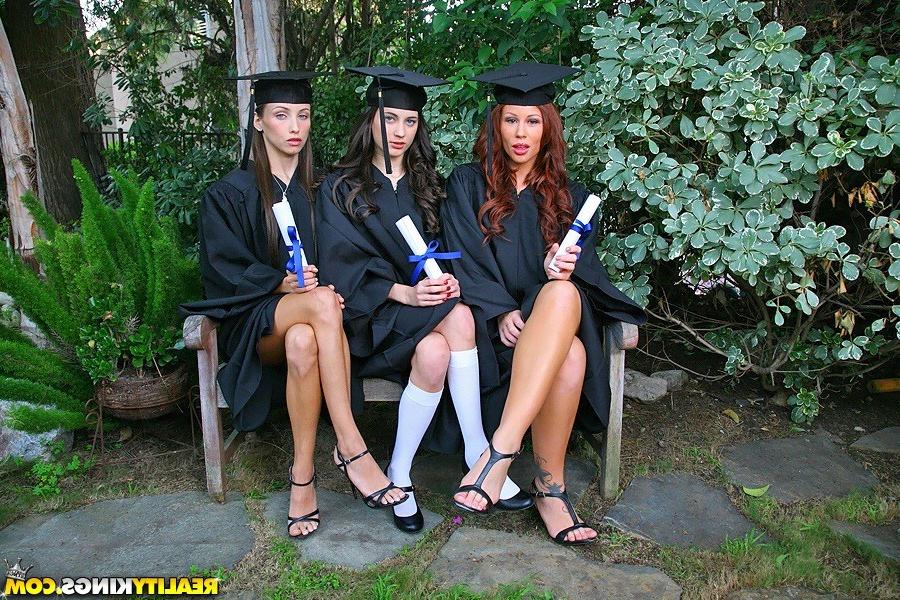 20P The girls double teamed Brooklyn, they licked her tight pink pussy and gazombas 