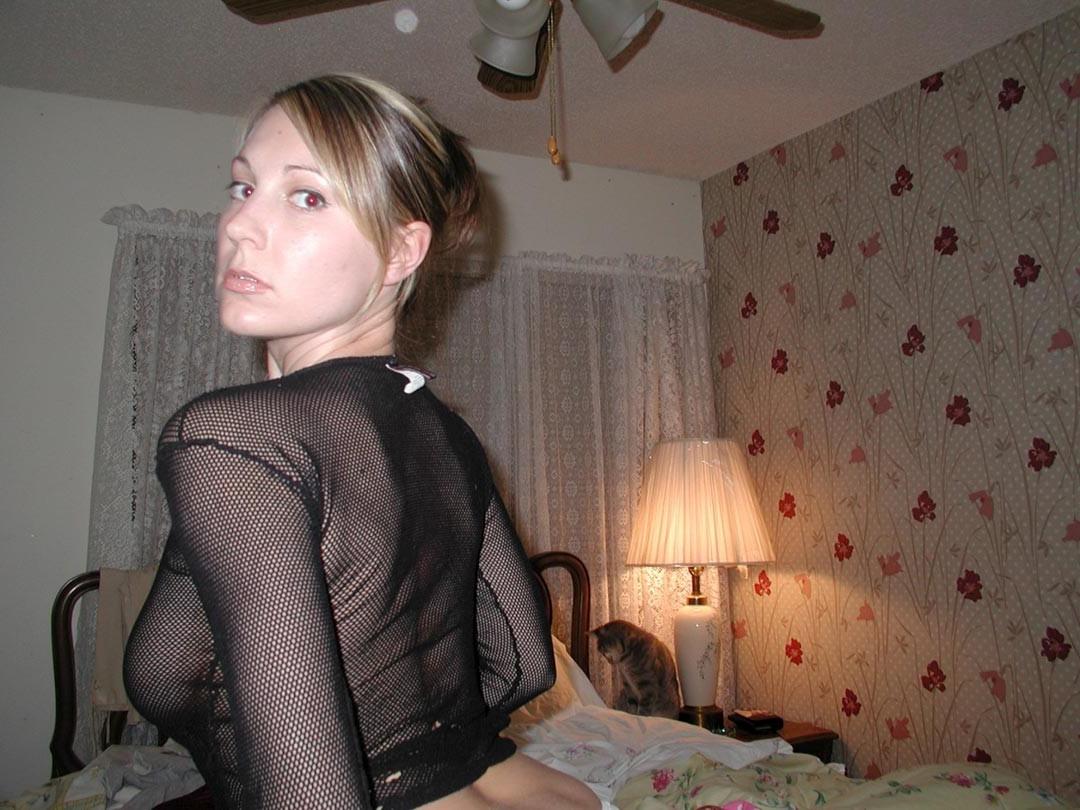 20P Busty amateur ex girlfriend naked and sucking cock