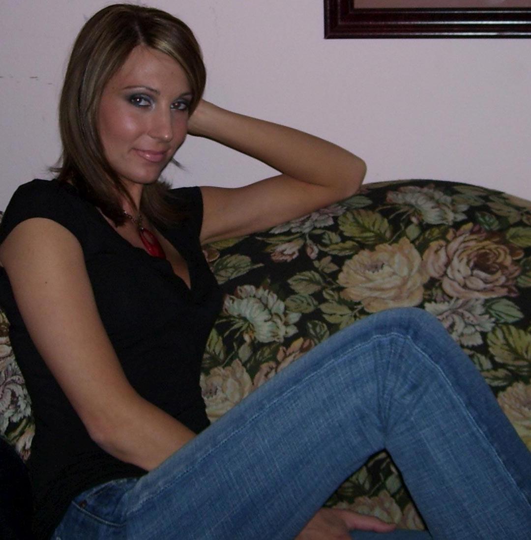 20P Busty amateur ex girlfriend naked and sucking cock
