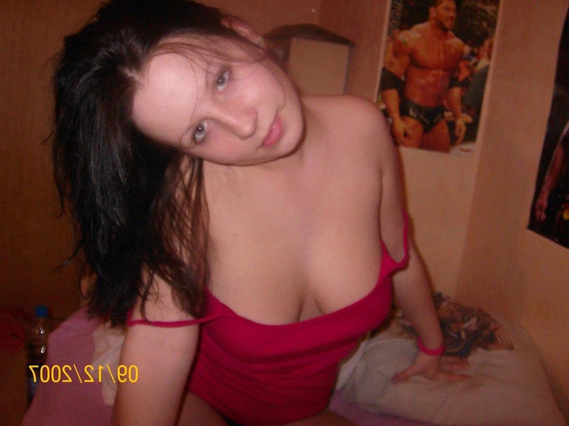 20P Busty amateur girlfriend posing naked at home