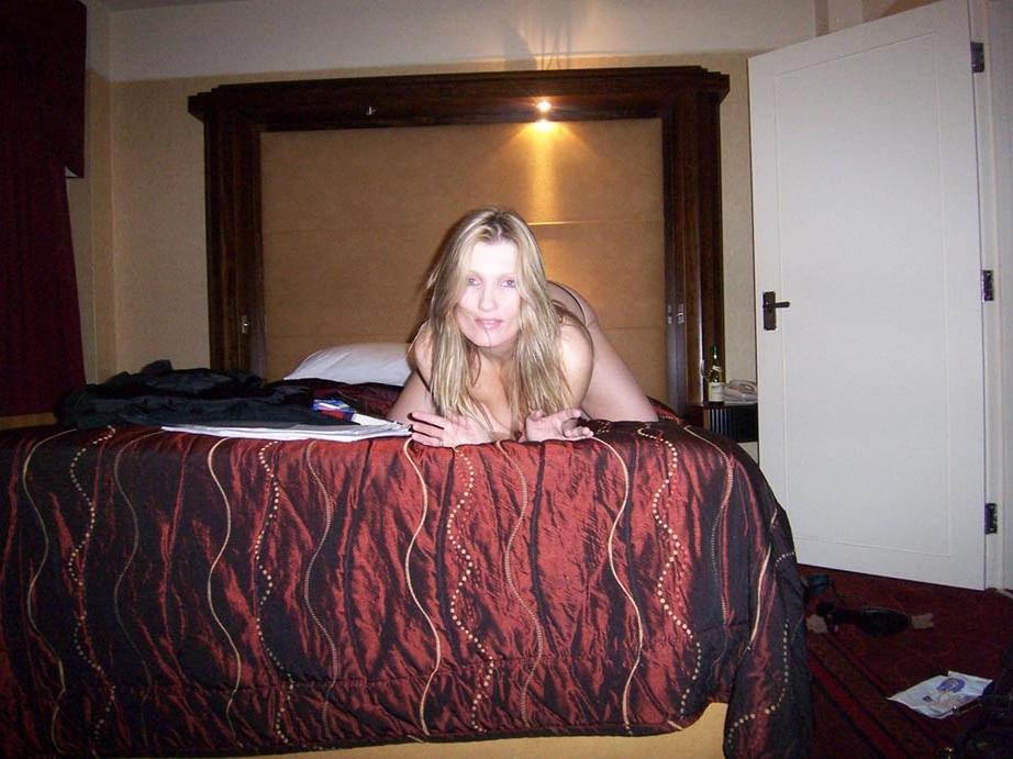 20P Busty amateur girlfriend posing naked