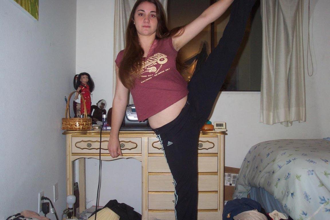 15P Busty amateur girlfriend posing naked at home