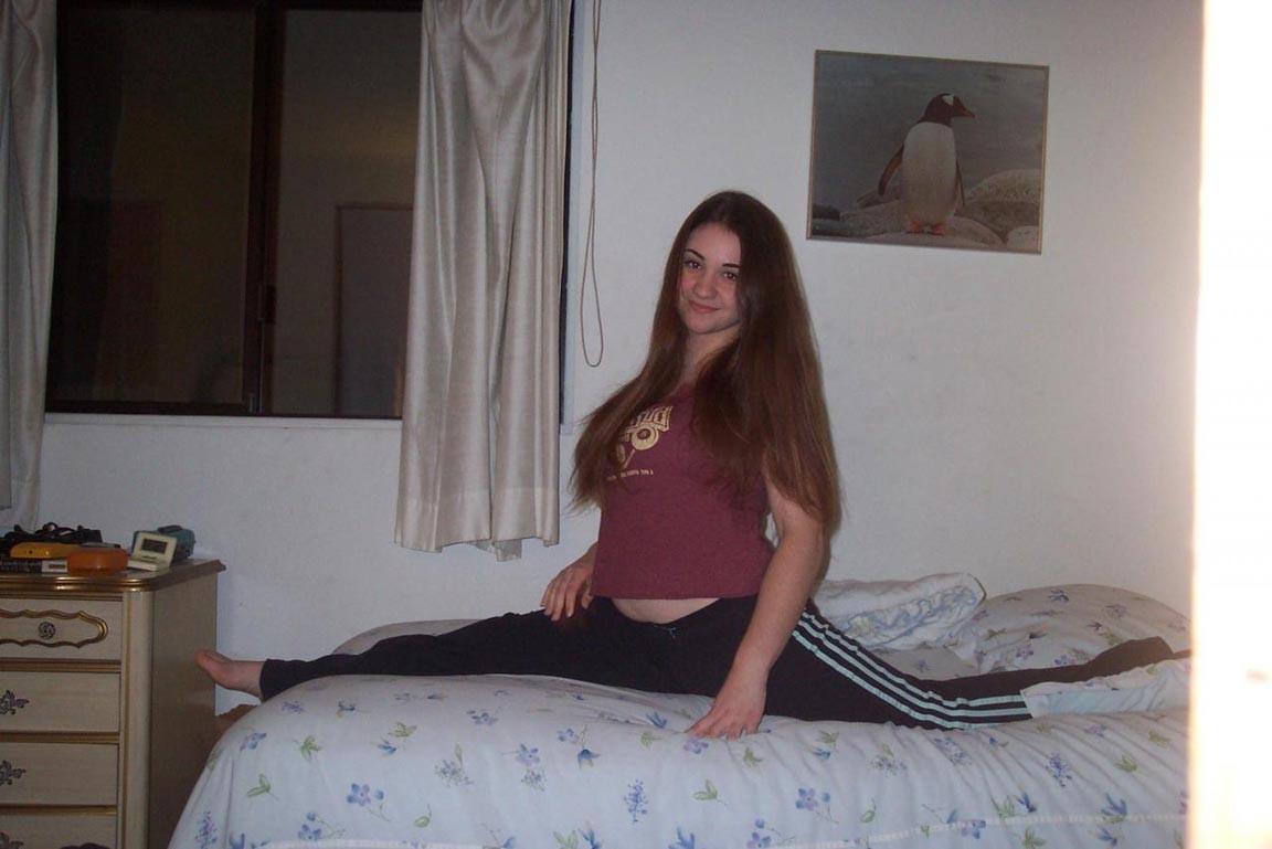 15P Busty amateur girlfriend posing naked at home