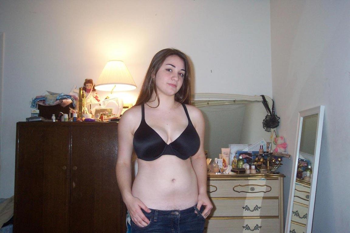 15P Busty amateur girlfriend posing naked at home