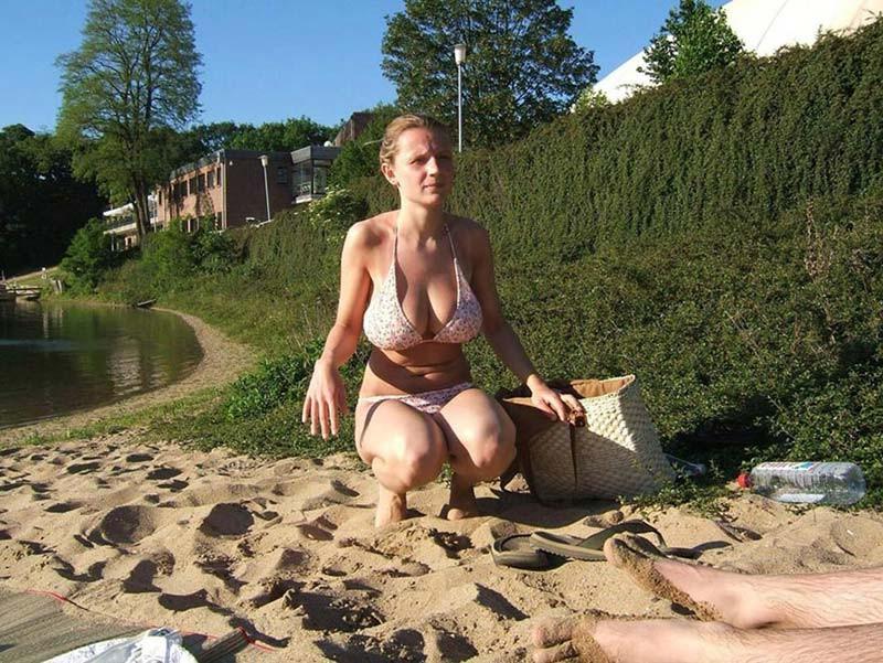 20P Busty amateur girlfriend showing her huge rack