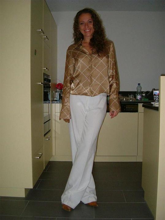 20P Cute amateur girlfriend naked on her hollidays pictures