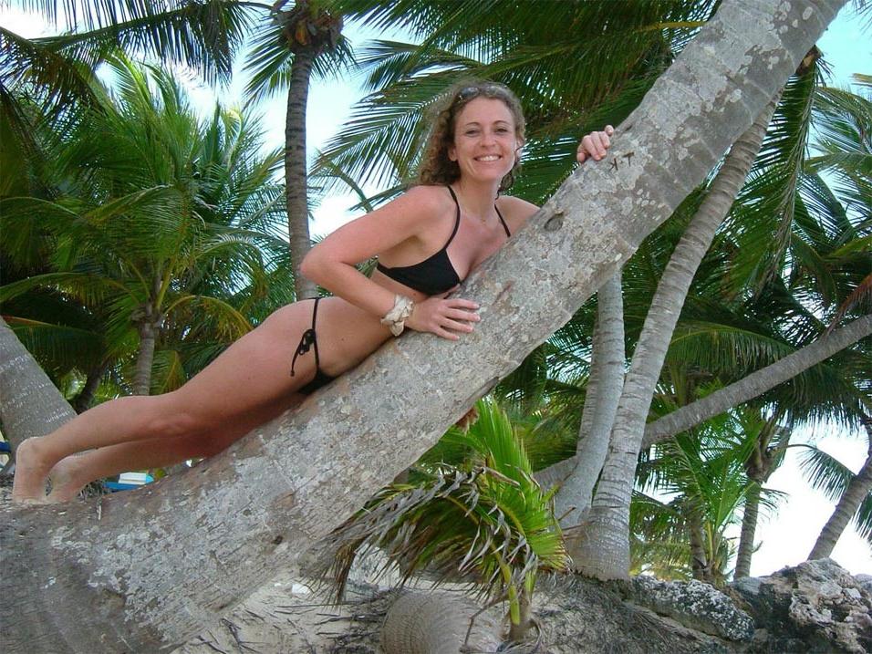 20P Cute amateur girlfriend naked on her hollidays pictures