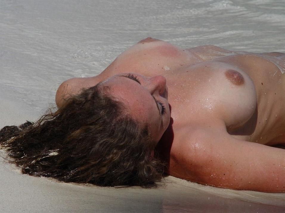 20P Cute amateur girlfriend naked on her hollidays pictures