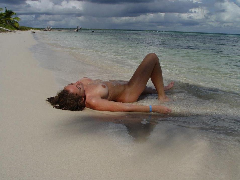 20P Cute amateur girlfriend naked on her hollidays pictures