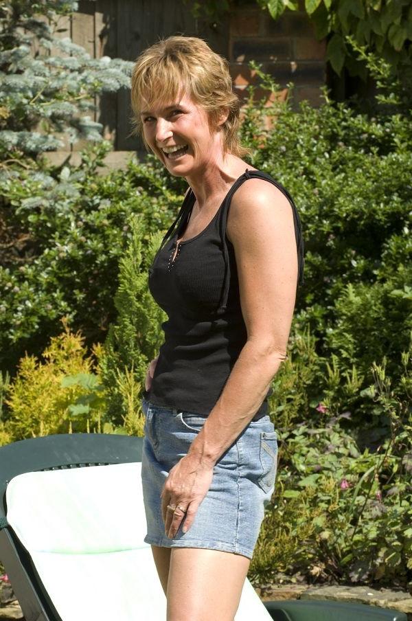 16P Le doigt d'une vieille femme baise sa fanny à l'extérieur