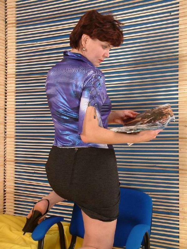 20P Comic reading naked milf