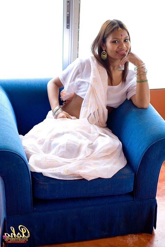 15P Desi teen Asha Kumara shows brown buns and tasty titties