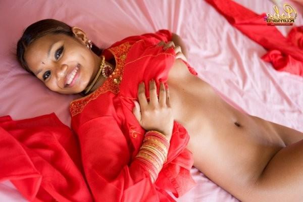 15P foxy indian desi exposes perfect firm breasts