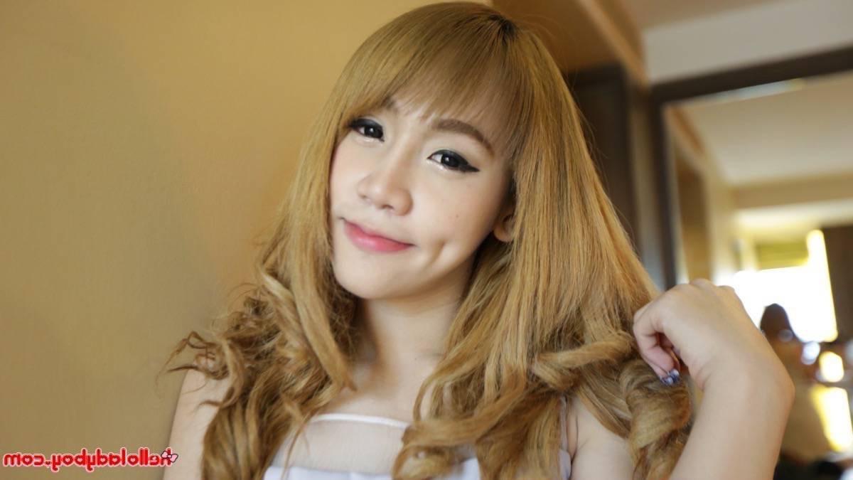 12P Bangkok Ladyboy gives hard deepthroat to white tourist cock 