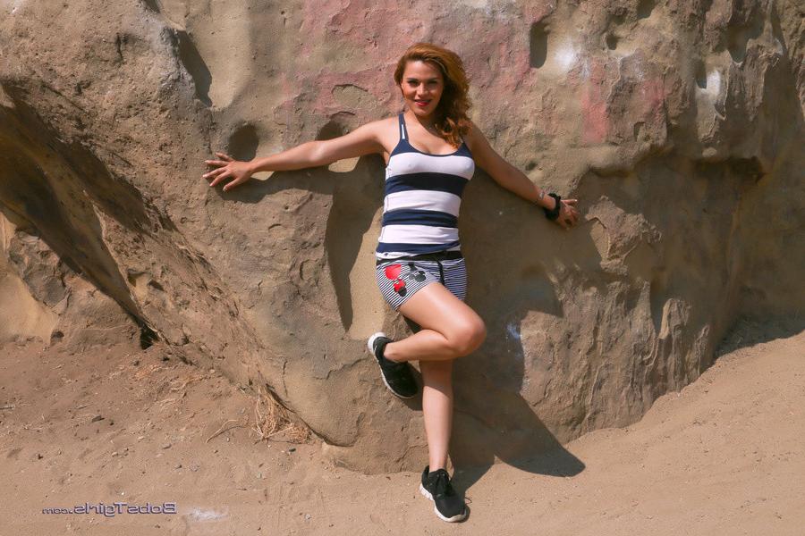 12P Horny tranny Jerking Her dick out in the Desert