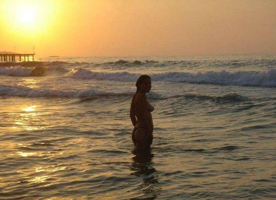 16P Pictures of a horny slut blowing a dick