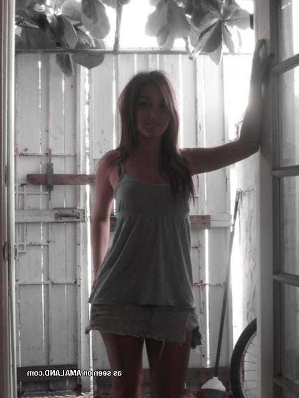 15P Picture compilation of a petite Latina cutie's selpics